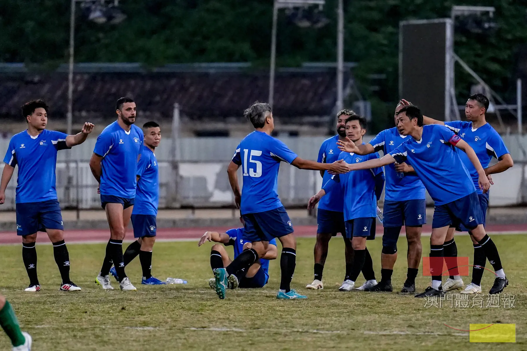 副2 澳門元老隊球員互相支持.jpg